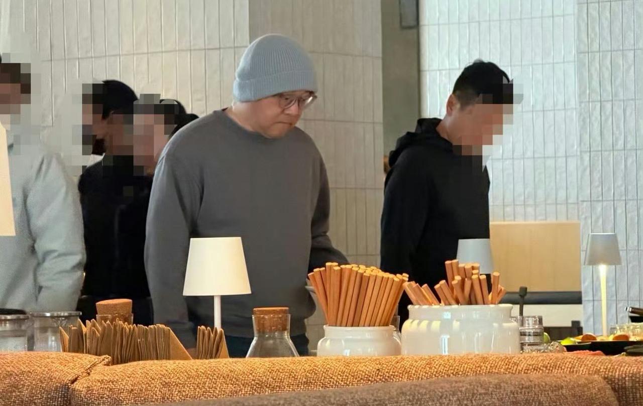 窦唯真的老了太多太多！2月2日中午，有网友晒出窦唯最新近照，照片里的画面让人十分