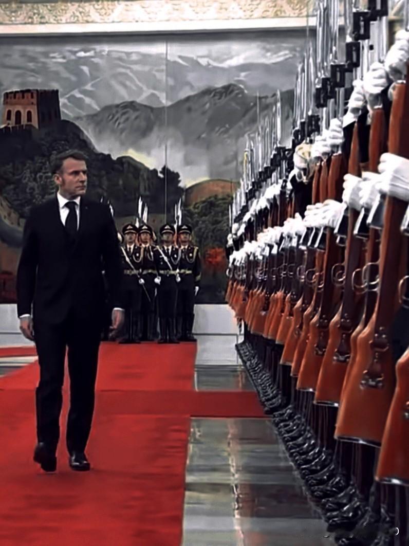 论暗黑滤镜，只服法新社。一点也不喧宾夺主，再一次展示了我们的国威、军威。