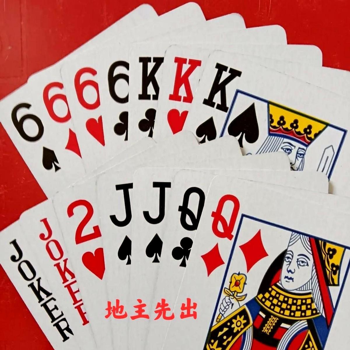 地主一张2就被炸，你慌不慌？直播镜头里，主播把对子拆开先送小牌，等对手把唯一的
