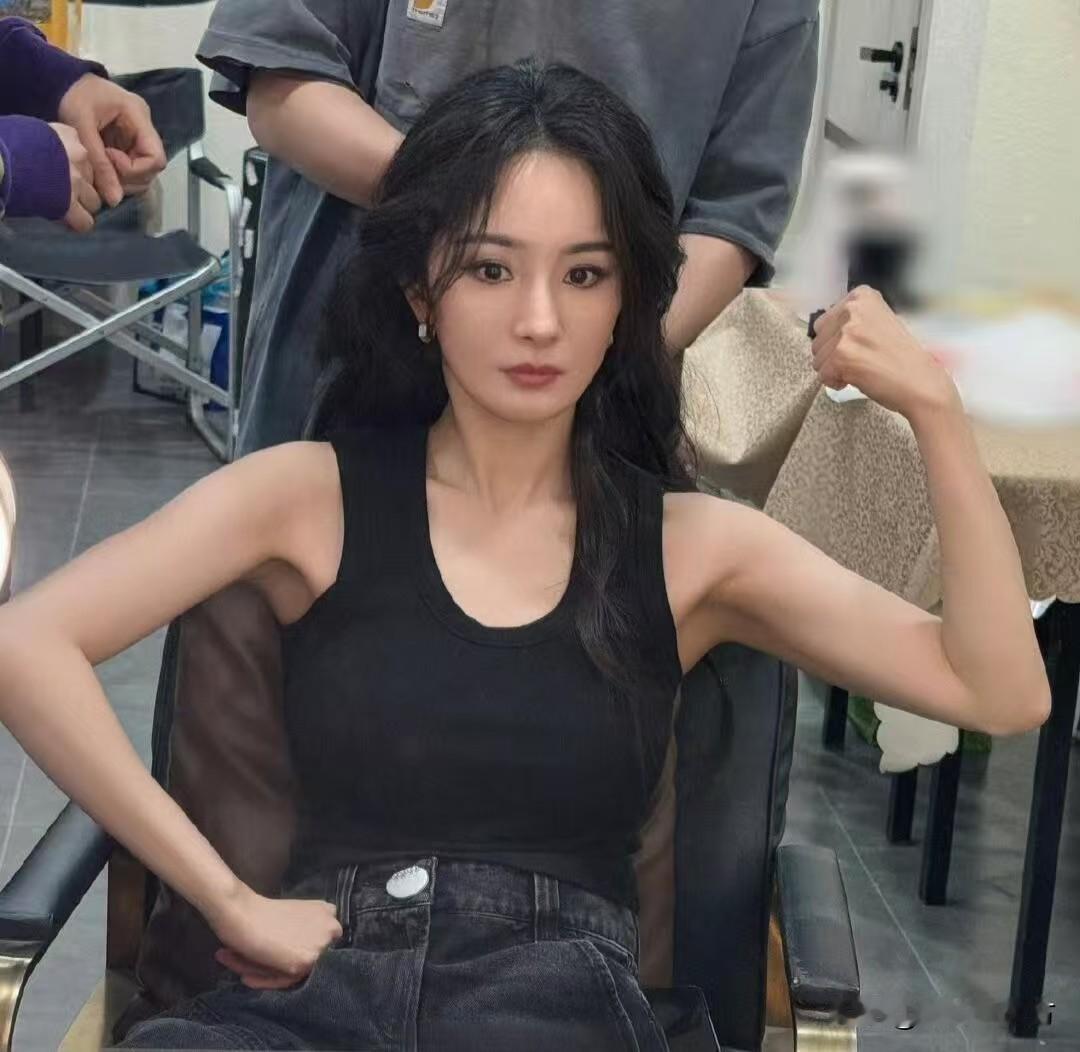 秀出肱二头肌的“自律幂”，告诉你什么才是完美！39岁的大幂幂用完美身材打破“