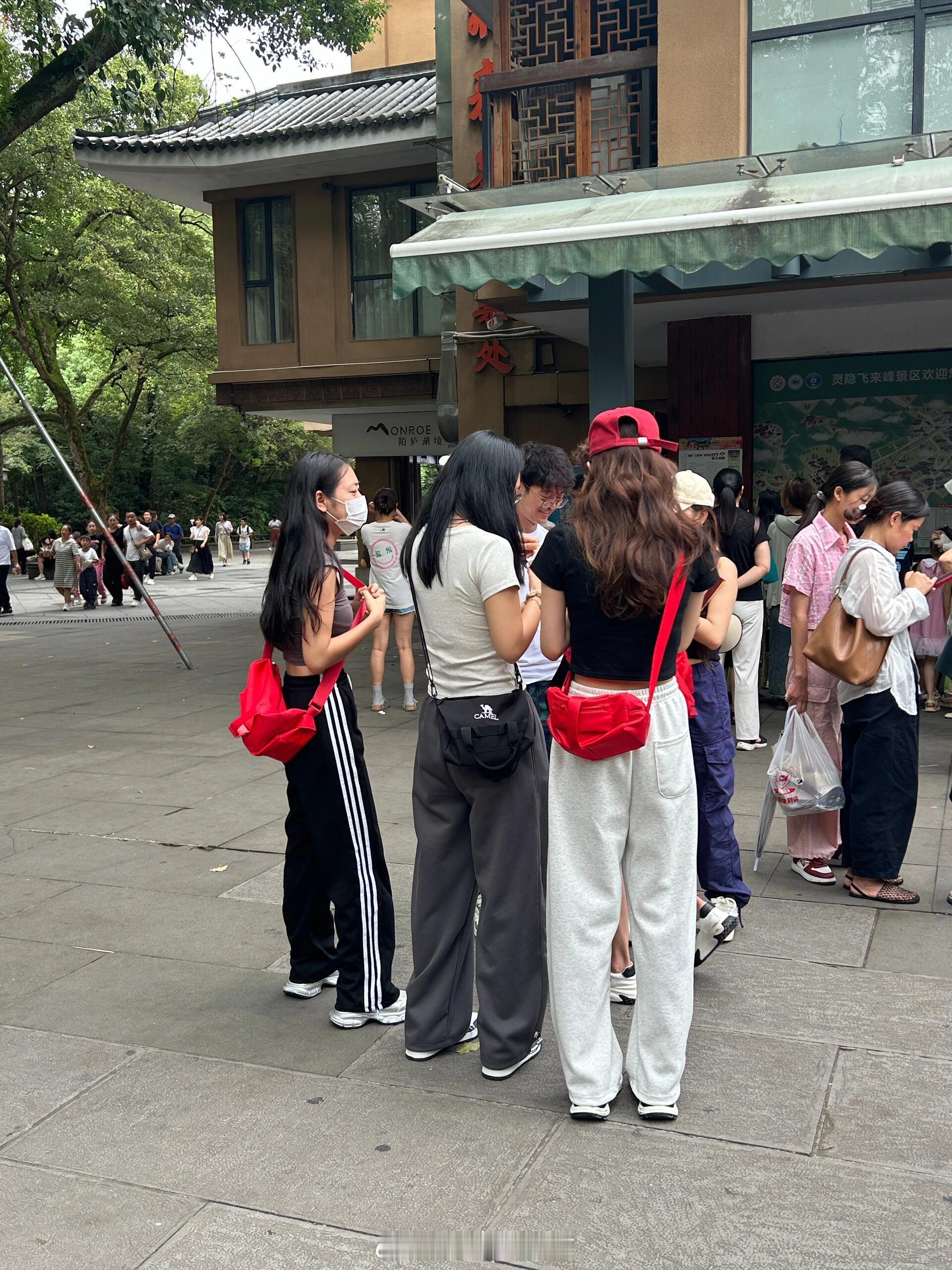 不会穿搭就别乱穿了。。。被室友随手拍了两张照片，出去玩特意穿的三条杠裤子，显瘦，