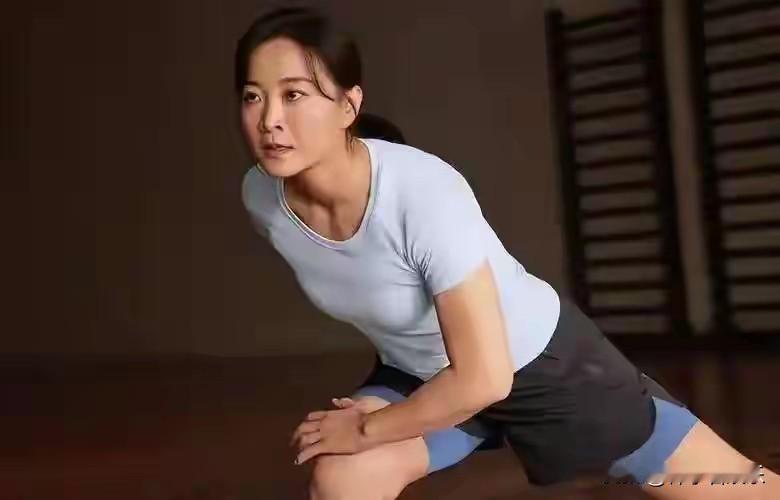 当日，贾玲现身机场，准备启程前往米兰时装周。她身着一件剪裁合体的灰色长款大衣，大