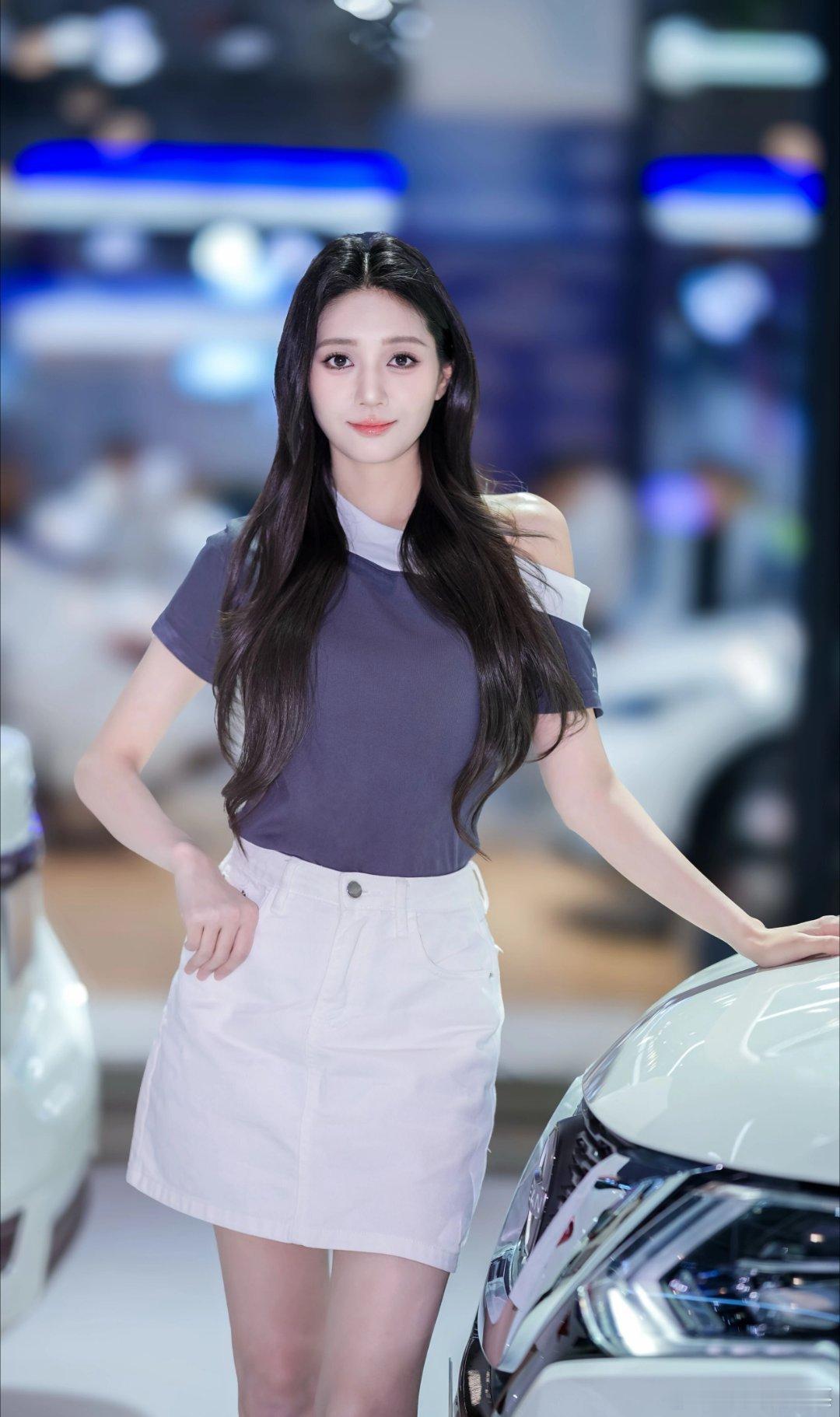 2026北京车展车模汽场全开据说这一届北京车展车模服饰标准都要换了，车好看还是