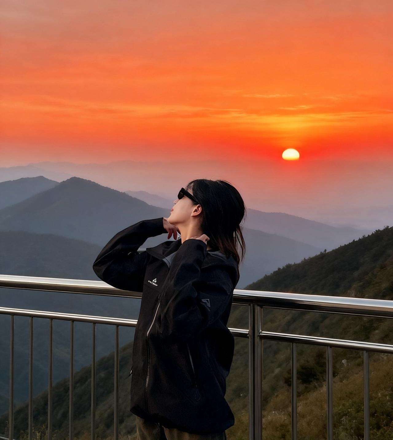 做作大户人家，该有的气质，真该这样…今天分享一下！[墨镜]这个颜色叫电光