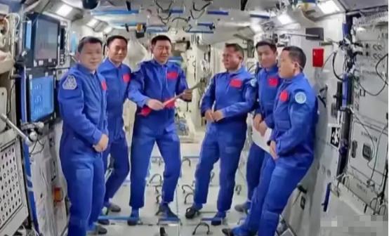 估计现在最让人担心的 事情得从返回舱脱离空间站说起。那天神舟二十号按计划启动