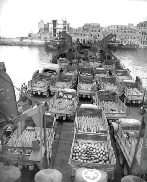 1944年4月10日，意大利安齐奥滩头。这张黑白老照片记录下LST