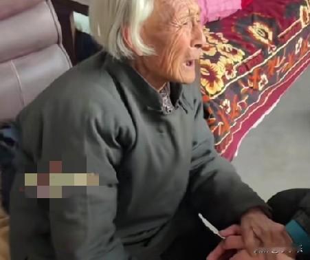 山东新泰一九旬老人独居在家，老人有2个女儿1个儿子，现在有1个女儿和1个儿子都已