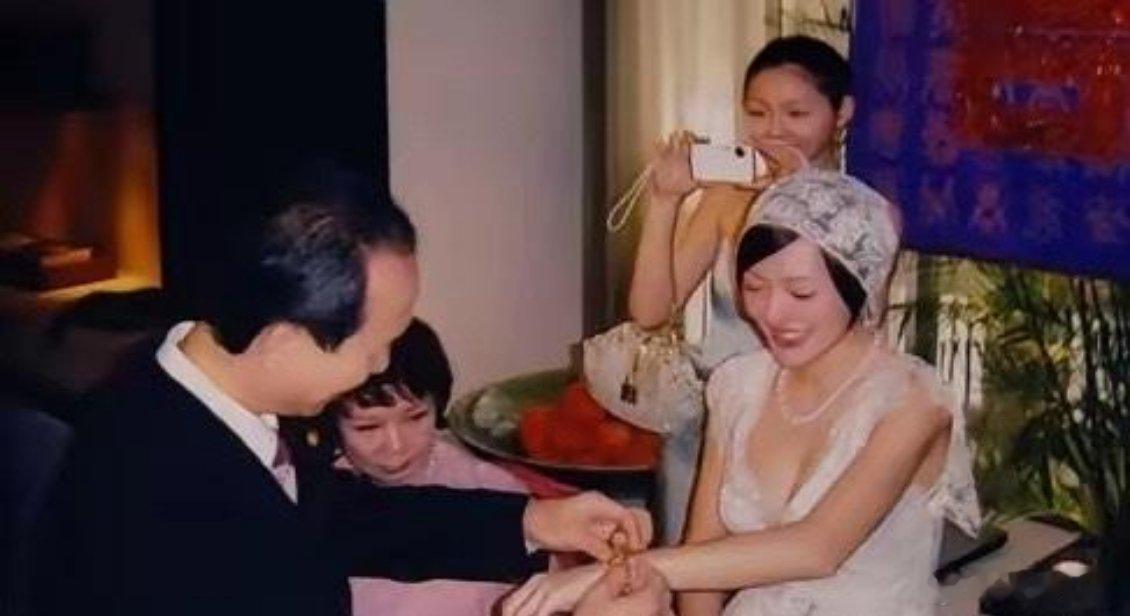 小S发大S在她归宁宴的旧照。她写：“姐，我非常想你，但Mike真的对我很好，也对