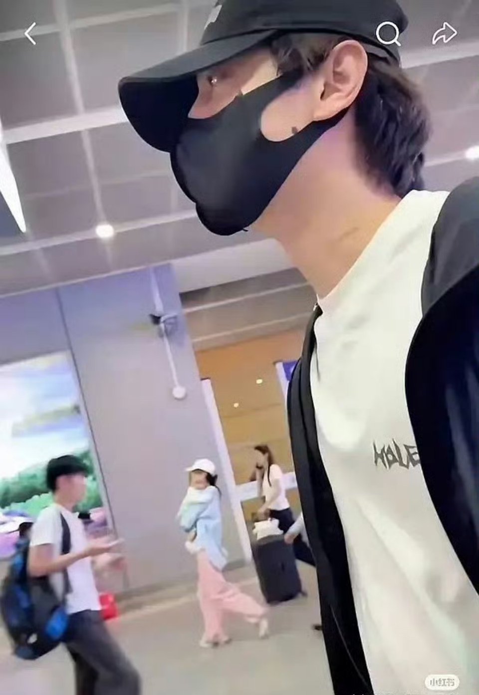 这个太锤了，衣服一模一样​​​