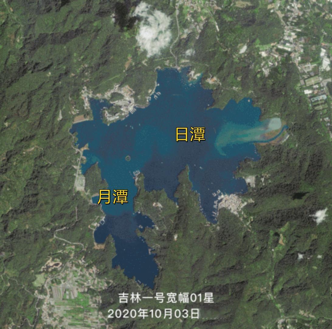 日月潭算是台湾省知名度最高的景点，位于台湾省南投县，是台湾最大天然淡水湖，断裂盆
