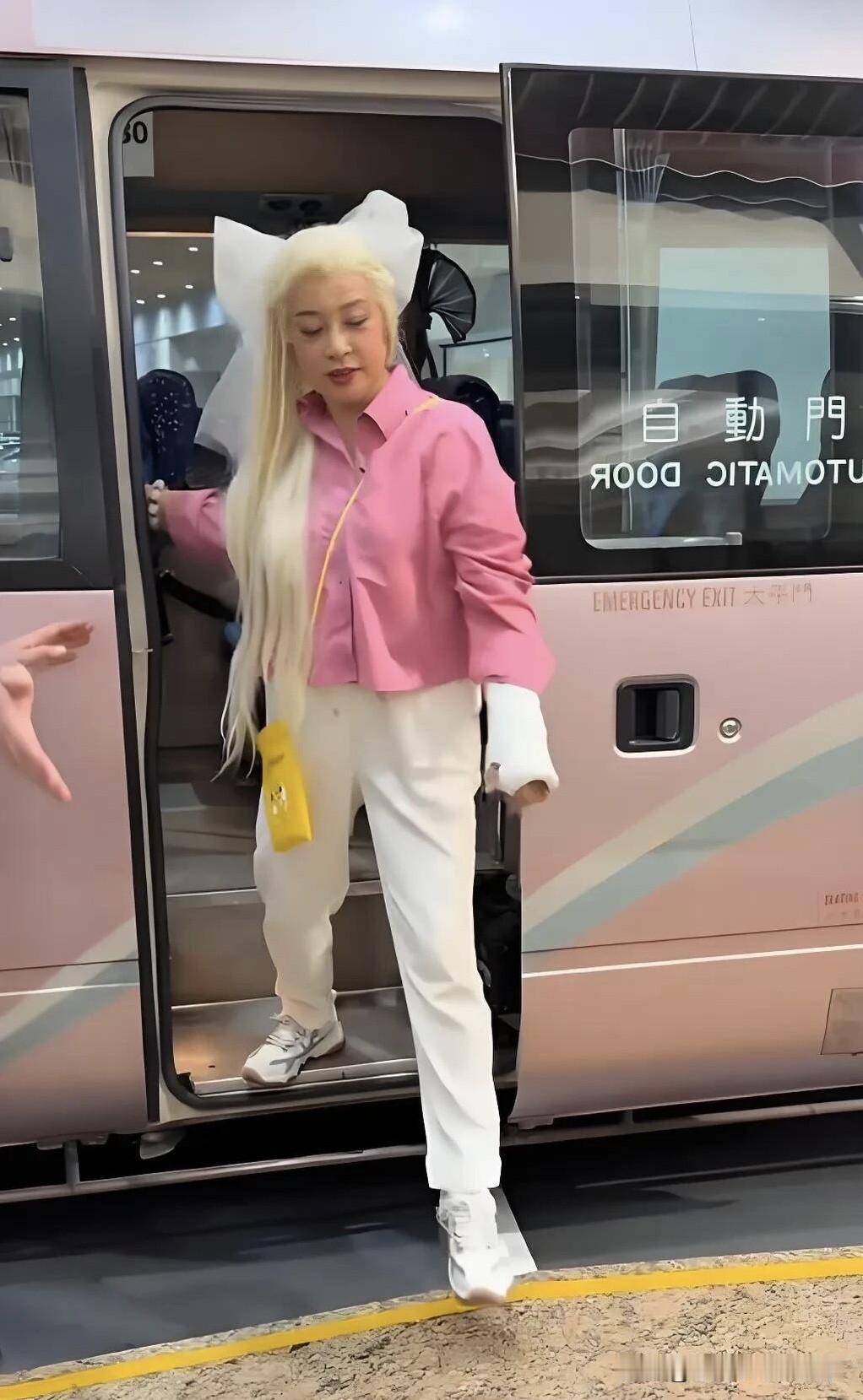 别看刘晓庆老了头发全部白了，但她的身材和气质还保养的不错。穿粉嫩颜色的衣服和米白