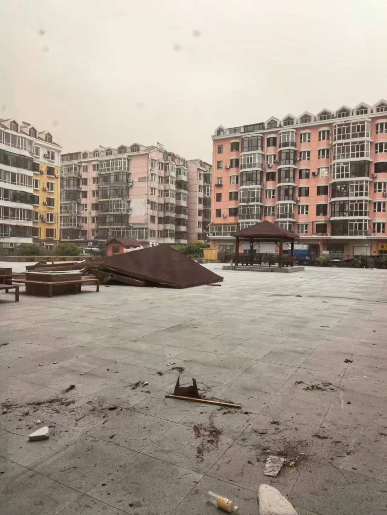 哈尔滨沙尘暴自然灾害太可怕了，哈尔滨的朋友们，还是别出门了，安全第一呀！