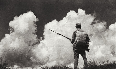1944年初，太岳五分区司令员康俊仁完成敌后侦察，返程快到驻地时，被哨兵一枪击中