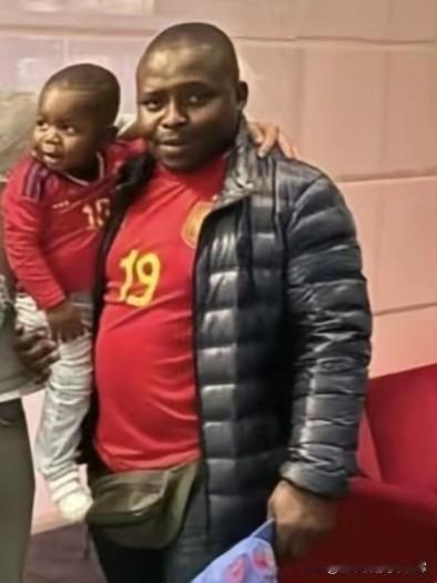 亚马尔的继父是母亲改嫁后的黑人伴侣，母亲希拉来自赤道几内亚，与继父生下了亚马尔的