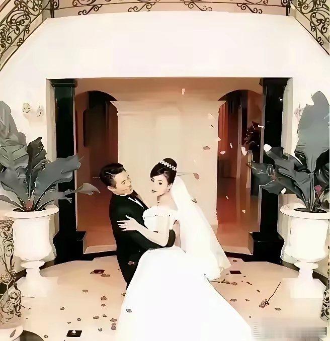 李连杰和前妻黄秋燕牵手，利智和赌王共舞，李连杰牵手利智，到底那个画面更幸福了？​