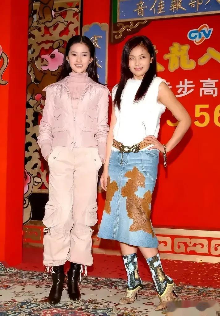 多年以前，刘亦菲和刘涛的一张合影。从照片中看，刘亦菲穿着得体，笑脸盈盈，看起来