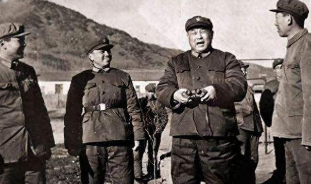 他不仅担任大军区司令，还曾兼任其他军区军长，短短四年时间内职务晋升速度令人羡慕！