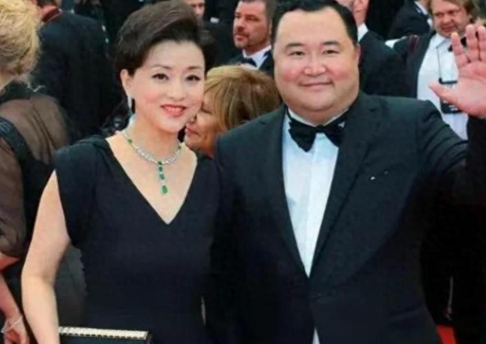 1994年，富豪吴征斥资500万买下一艘游艇，把有夫之妇杨澜邀到游艇大胆表白。杨