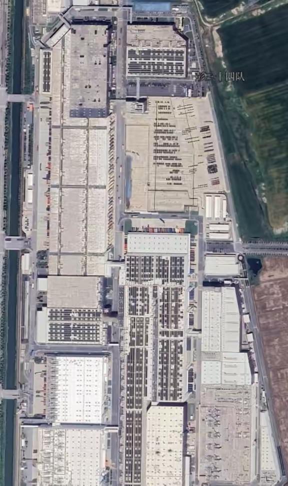 上海特斯拉超级工厂，占地1290亩，当时以市场价的10%卖了特斯拉。并且给特斯拉