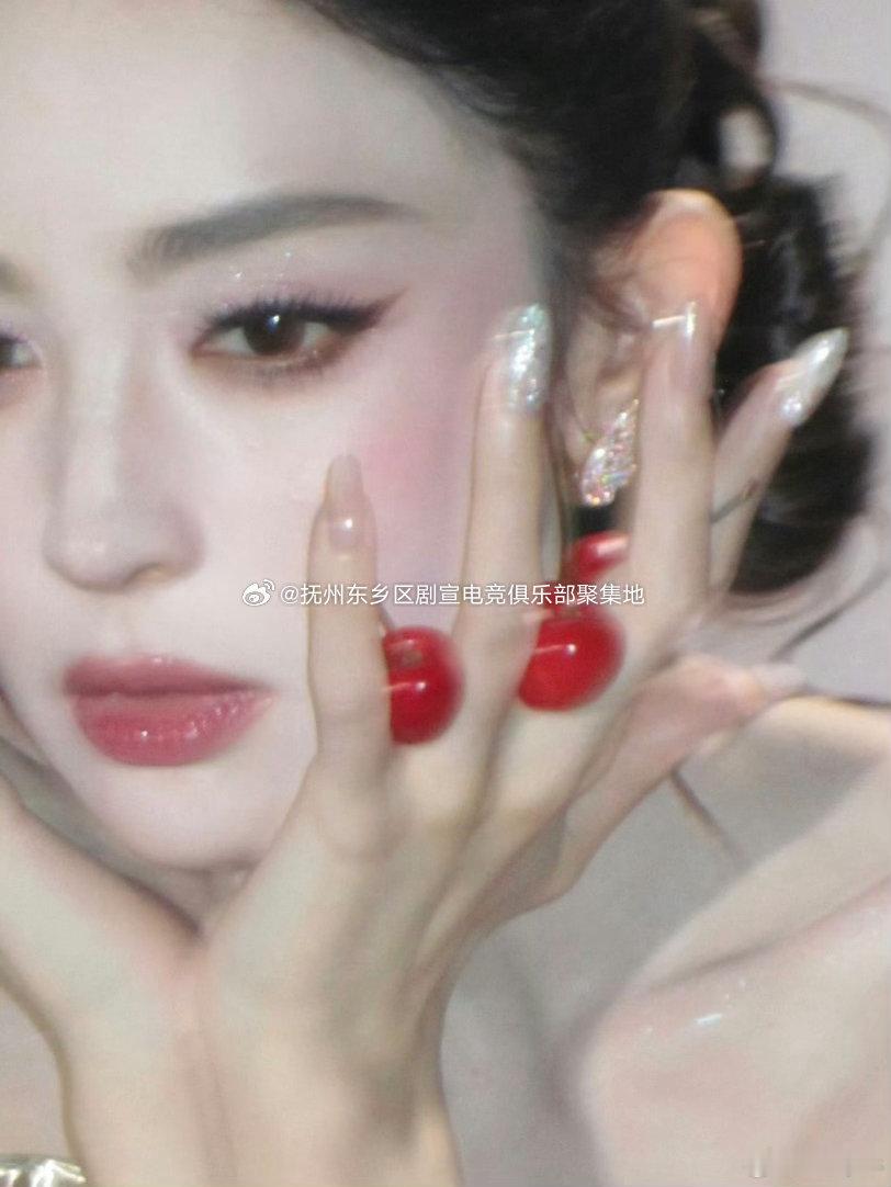 娜扎live的神真的被美到了，皮肤白得发光，笑起来甜到心里去，说话也超温柔，感