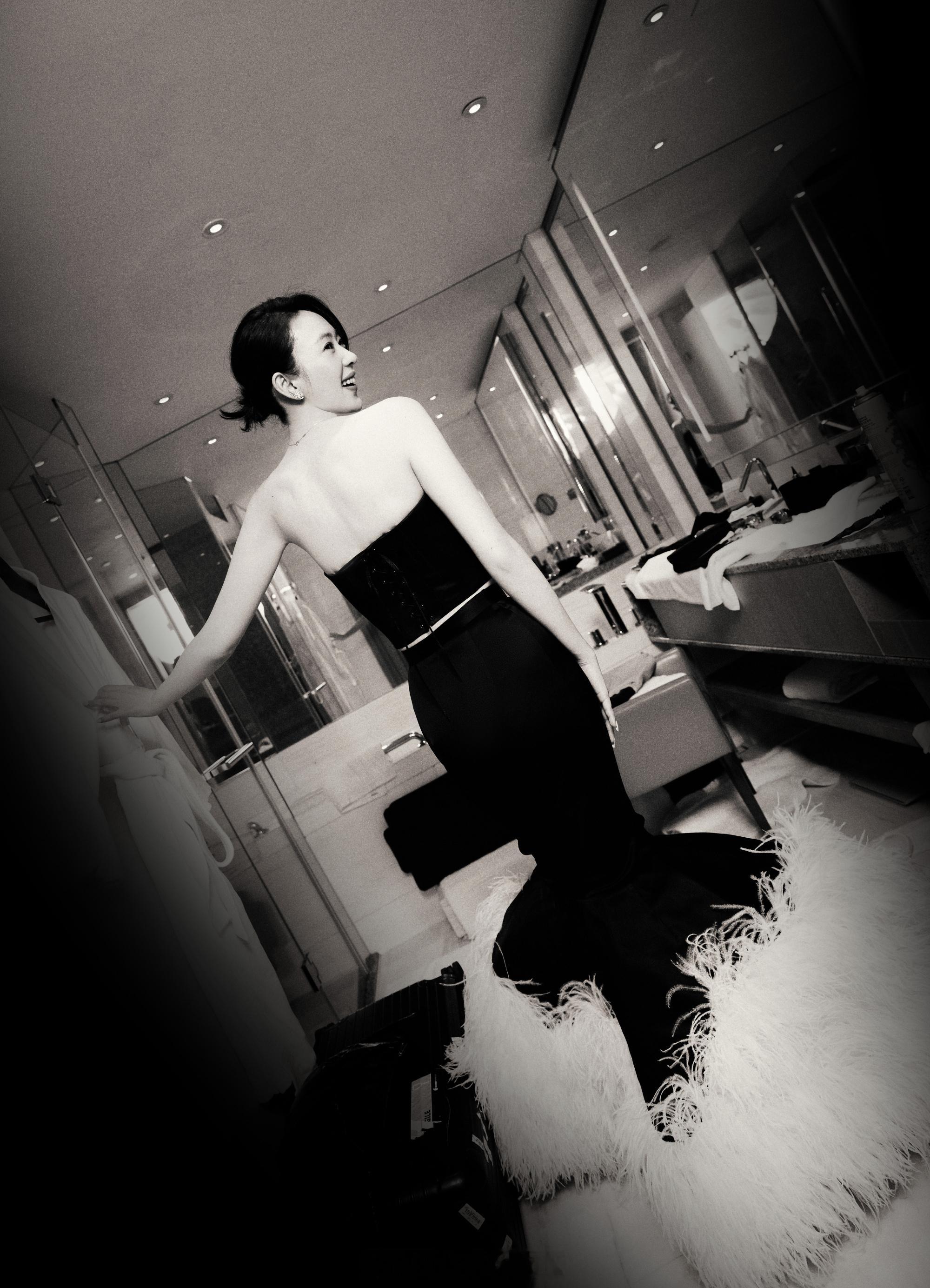 童瑶黑色缎面浪花人鱼裙