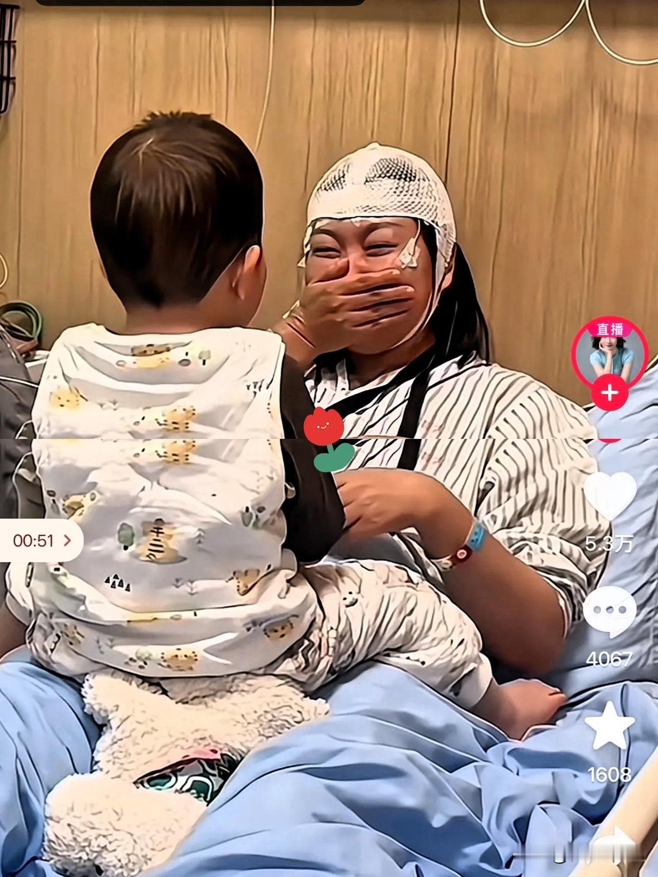当妈的看到这一幕，恐怕都会落泪！这就是王暖暖的儿子。王暖暖已在医院住了3