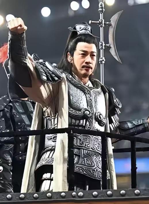 何润东为什么没有选择骑马登场？原因其实很简单。不是经纪公司不让何润东骑马，而是因