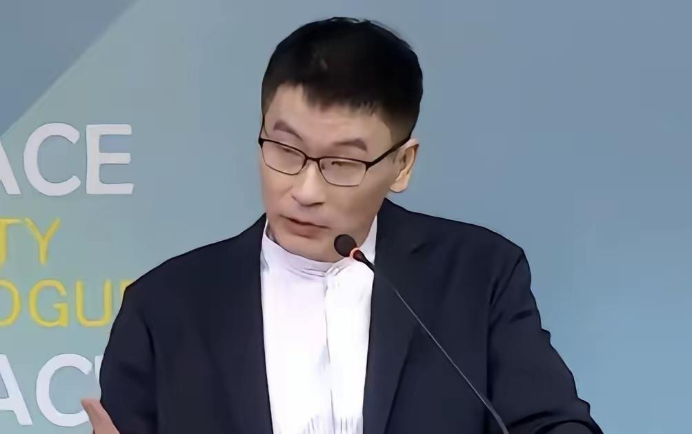 请大家记住下边这张脸，他是台湾陆委会发言人梁文杰，昨天赤裸裸地对台湾籍的明星提出
