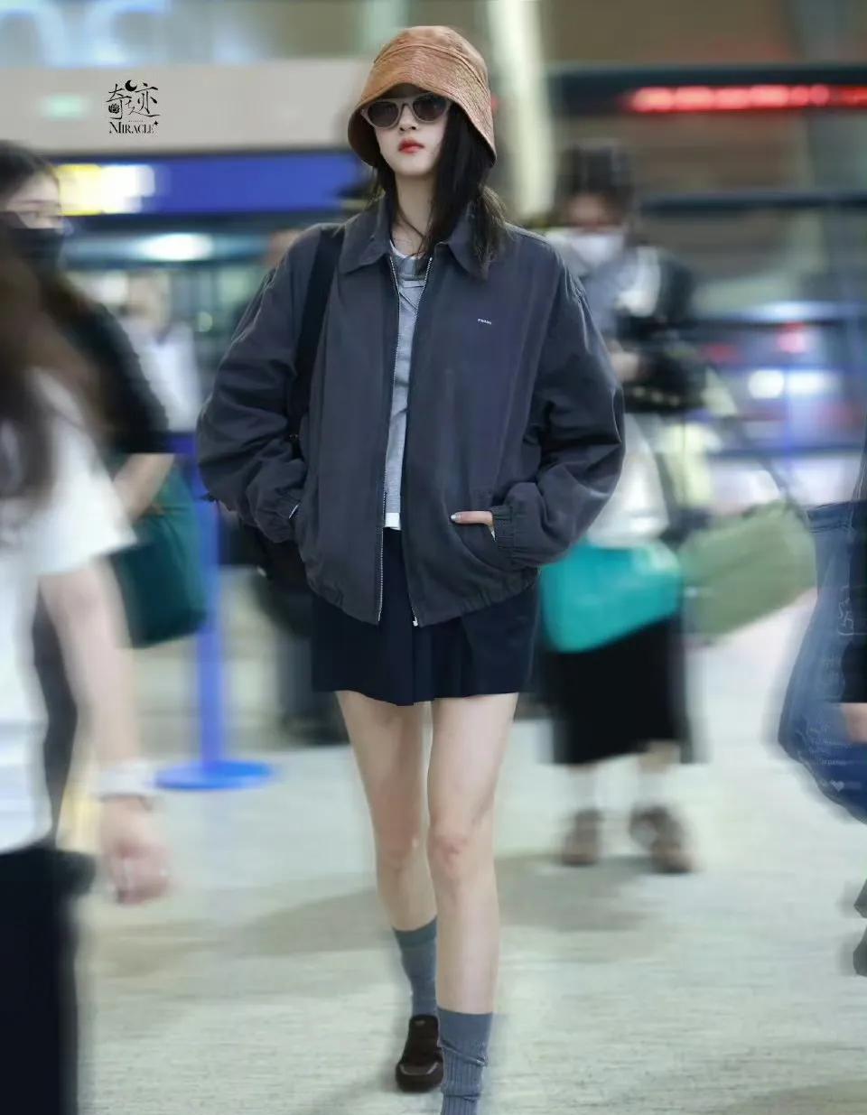 关晓彤启程米兰时装周，闪耀亮相