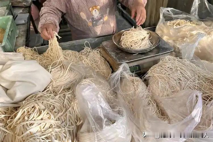 这两天，我看这店眼神都不一样了这是开在我们小区下面的一家鲜面条店，店主两口子是