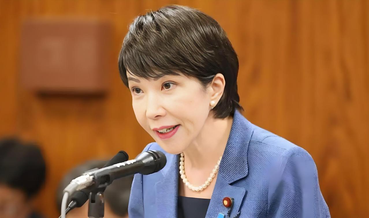 日本政坛这回可是炸开了锅。上台不到9个月，日本首位女首相高市早苗，硬生生把自己逼