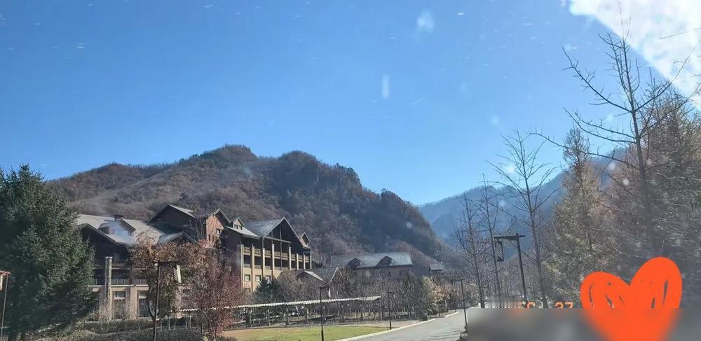 央视做了一件全行业最“不守规矩”的事。12月27号晚，央视八套在黄金档撕开了口子