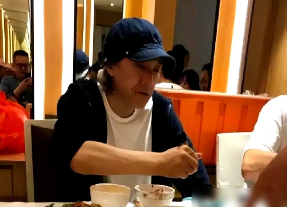 周星驰新片破23亿，居然缺席官方庆功宴！转头自己掏钱攒局，只请了《少林足球》时期的一帮旧友。全程没提
