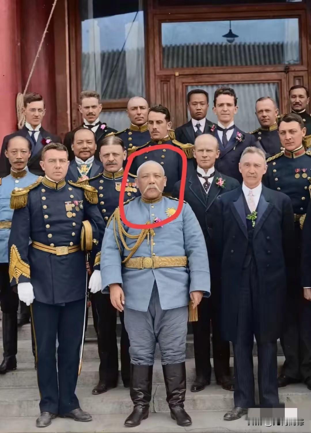 袁世凯的身材虽然不是很高，但是看起来非常的魁梧，身体也非常的结实，尤其是他的脑袋