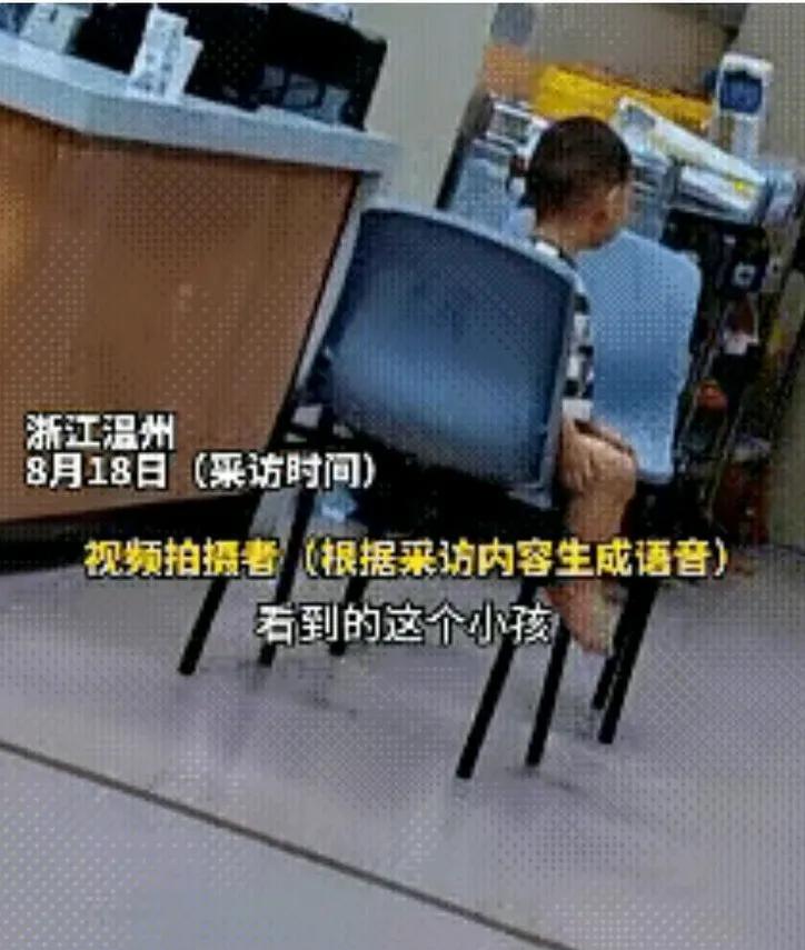 孩子在离世妈妈的身边生活了两三天，多亏了邻居发现异常，急忙报了警，否则的话，2岁