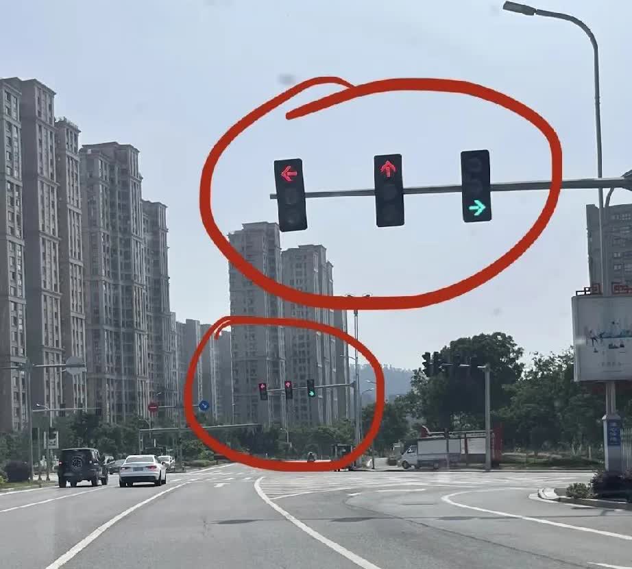 女司机看不懂的红绿灯今天在这个红绿灯大家为什么都不停，我也不明白，看到两个红