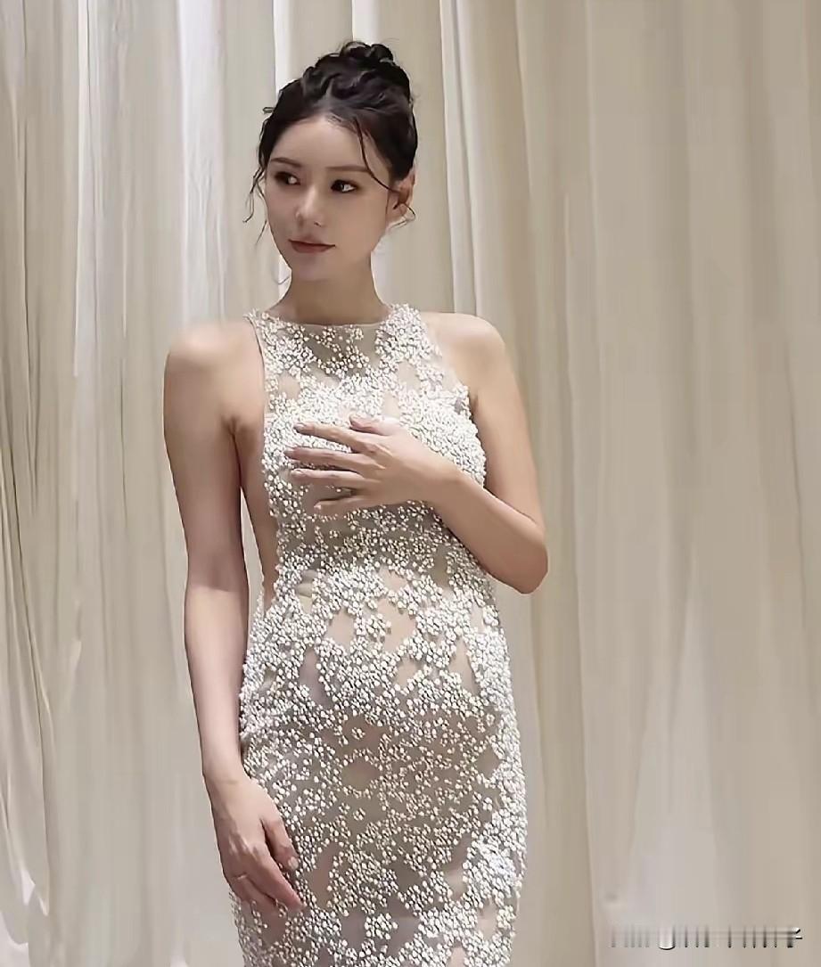 马筱梅真的一点也不矫情，挺着孕肚去挑选礼服，好美好有气质！1月6日，马筱梅在社