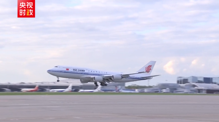习近平主席乘专机抵达莫斯科