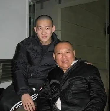 2009年，曹云金和岳云鹏在河南同台演出，快散场时，曹云金一把掐住了岳云鹏的脖子