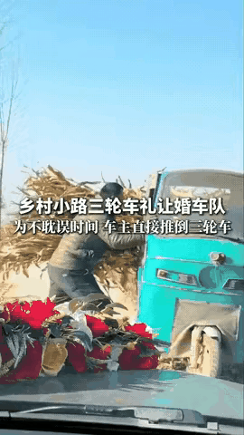 “这位三轮车大哥火了！”山东济南一条乡间小路上，一边是满载玉米秸秆的三轮车，一
