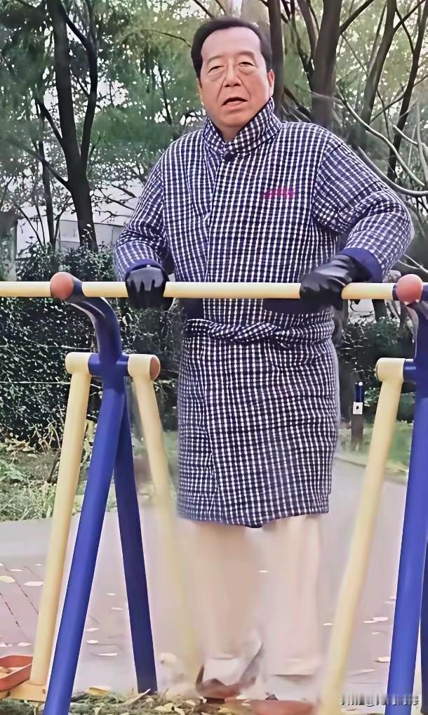 这是李双江老师吗？乍一看有点不像，因为李双江老师是戴眼镜的，照片中的这个人并没有