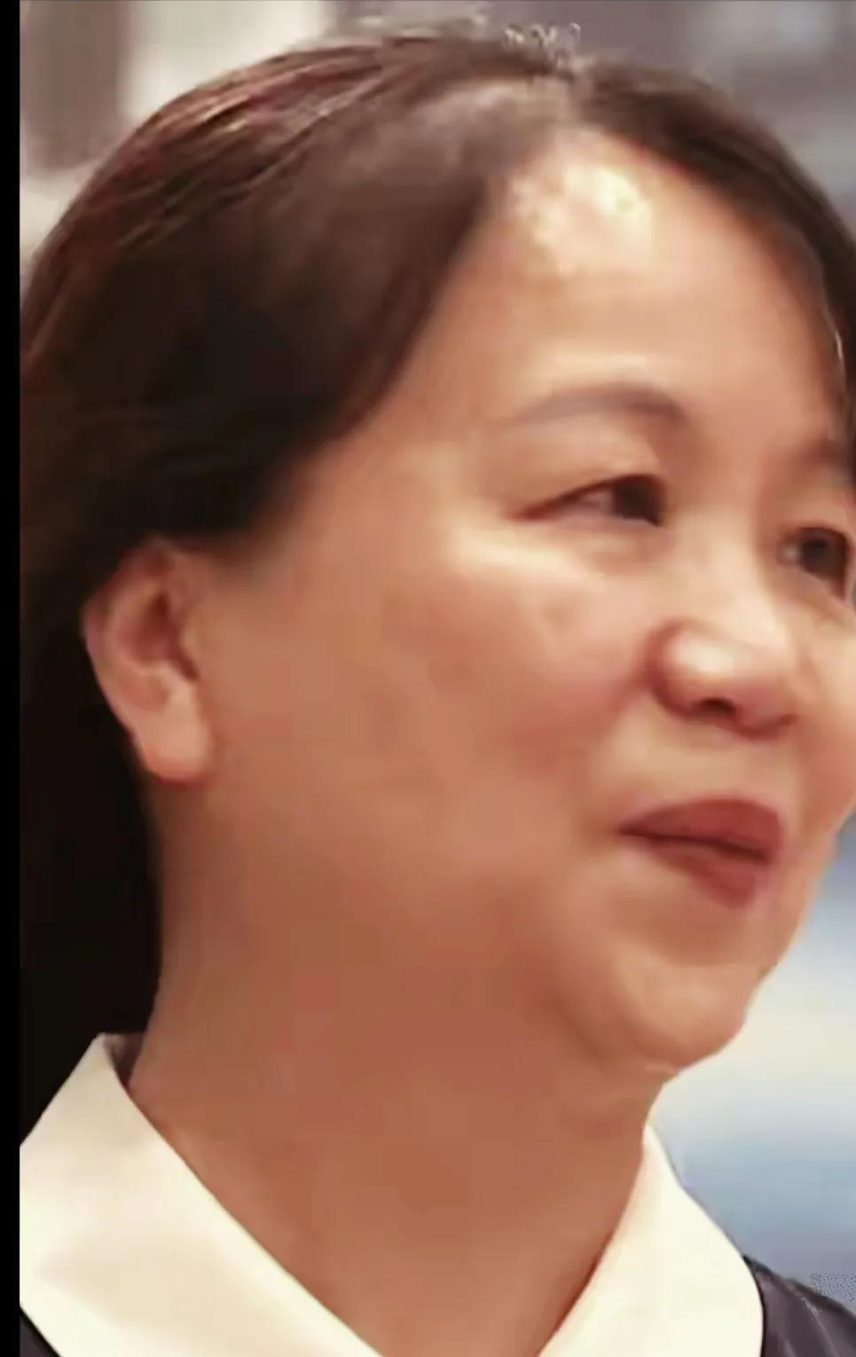 神舟十九号稳稳降落在东风着陆场，三位航天员出舱时笑得比戈壁滩的太阳还灿烂。黄伟芬