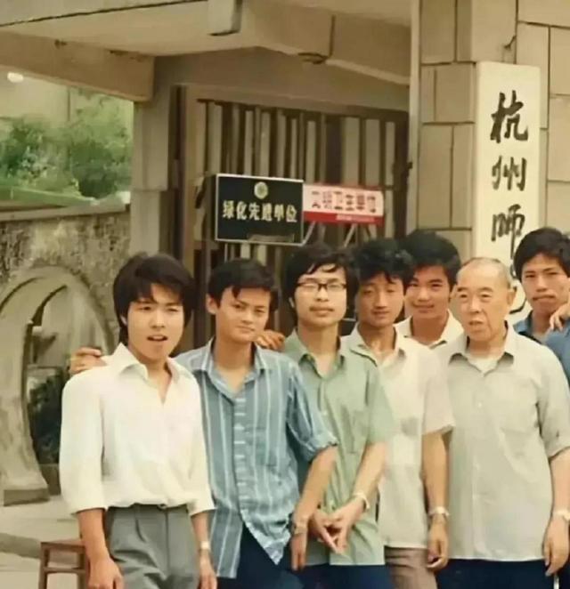 马云上大学时期的照片/今天马云的照片，有什么变化？马云阿里巴巴马云马云名