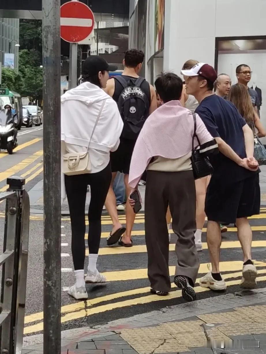 不愧是赌王家，四太随便拿的包就算我去北美打只鳄鱼回来也仿不好！爱马仕lindy就