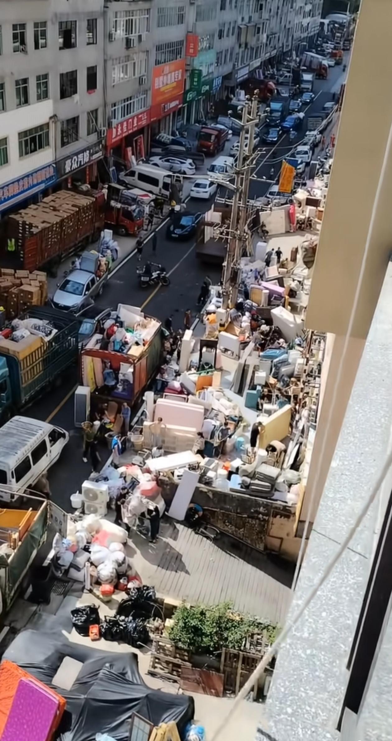 彭水的这条街道是一片忙碌搬家的景象，想来不少人都已觅得新的去处。为保障居住安全，