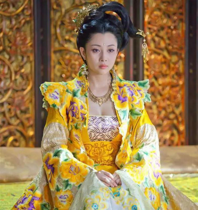 一天，赵匡胤设宴招待弟弟赵光义，赵光义在席间突然提出让花蕊夫人去折花，然后一箭将