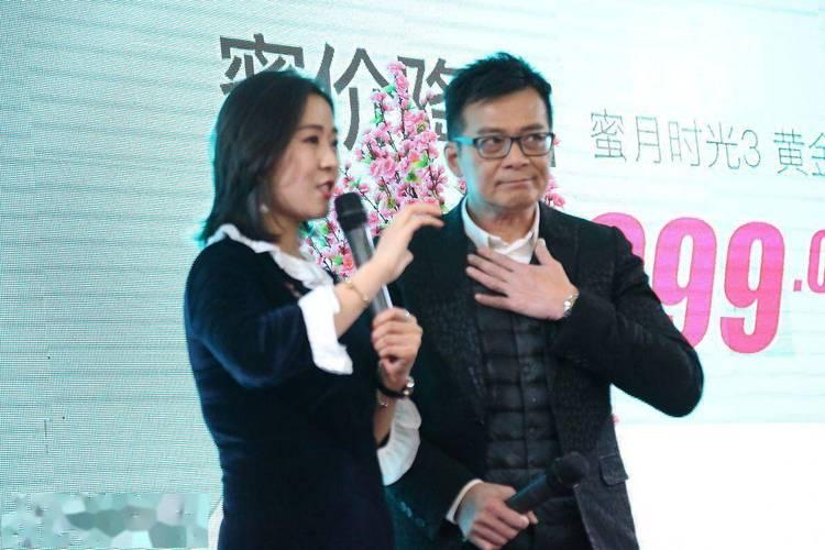 黄日华近日接受采访，针对同台主动拥抱刘德华、被网友揣测对方面露不悦一事作出回应。