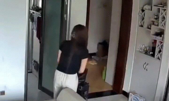 看哭了。因女子的父母离异，女子的父亲手臂意外受伤无人照顾，女子则专门从西安赶回四