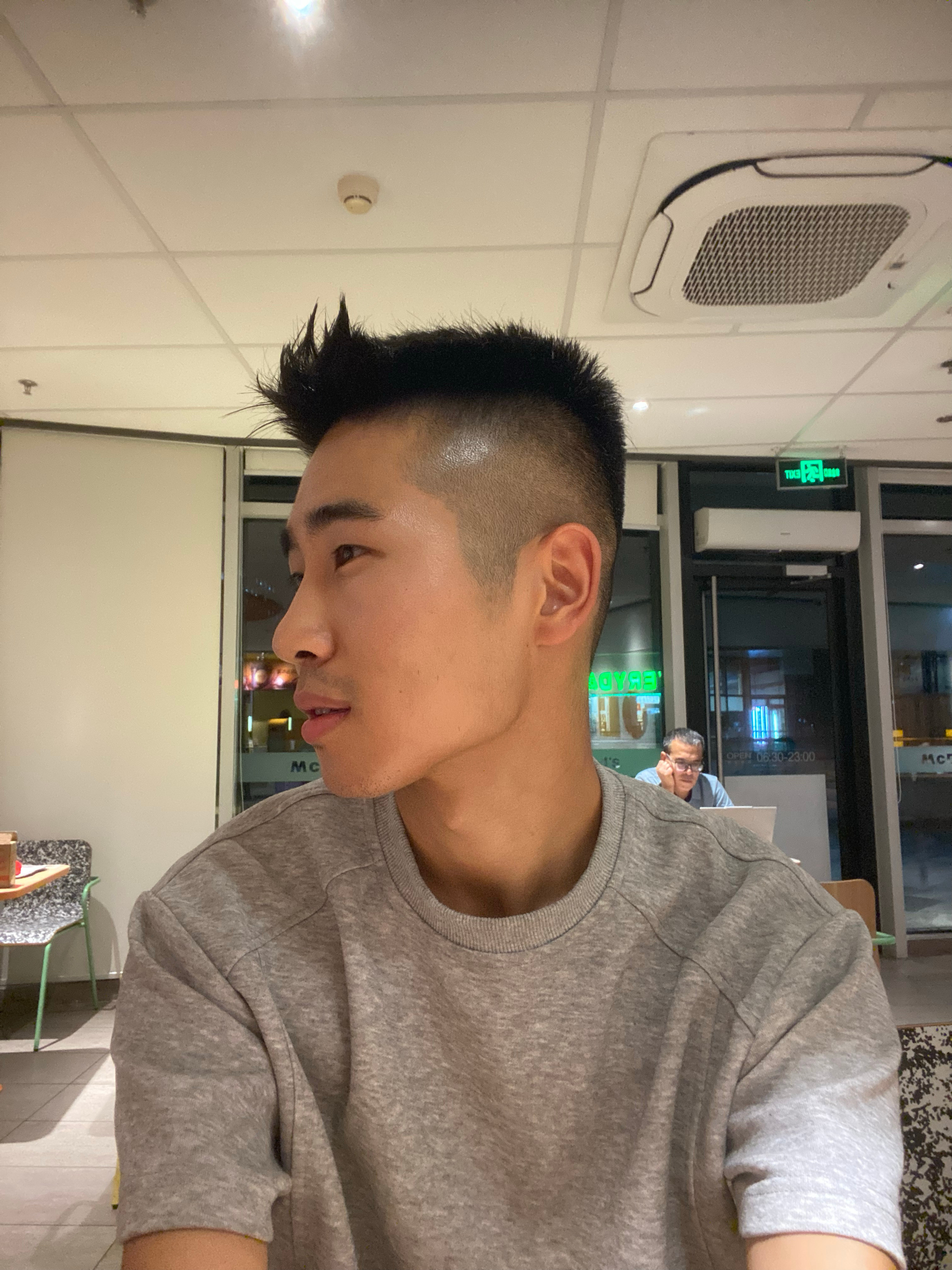 来自iPhone11pro摄影！麦当劳的光线蛮不错的！我发现大兴周边好荒凉[
