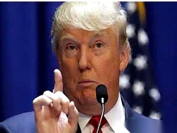 谁都没想到，特朗普当年抡起的锤子，几年后会砸在自己家脚面上。他搞“美国优先”，